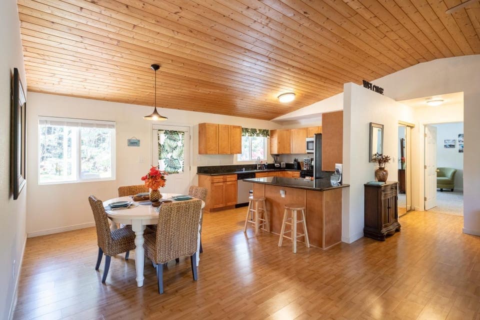 Kitchen or kitchenette, Dining area