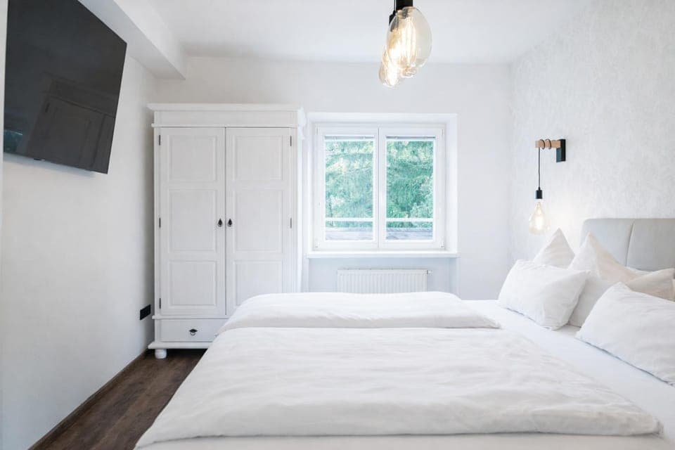 Bed, TV and multimedia, Photo of the whole room, Bedroom