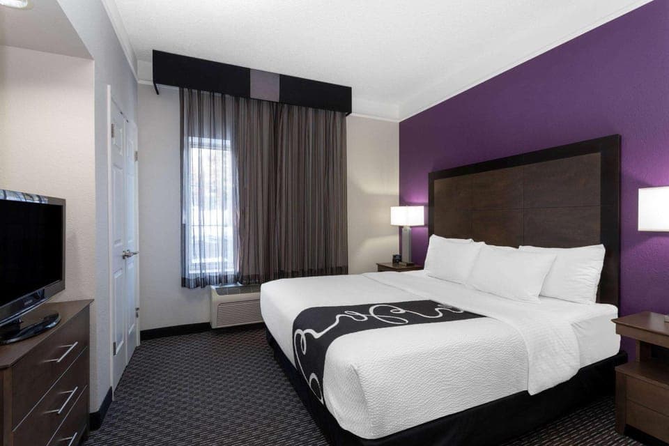 Bed, Photo of the whole room, Bedroom, On site