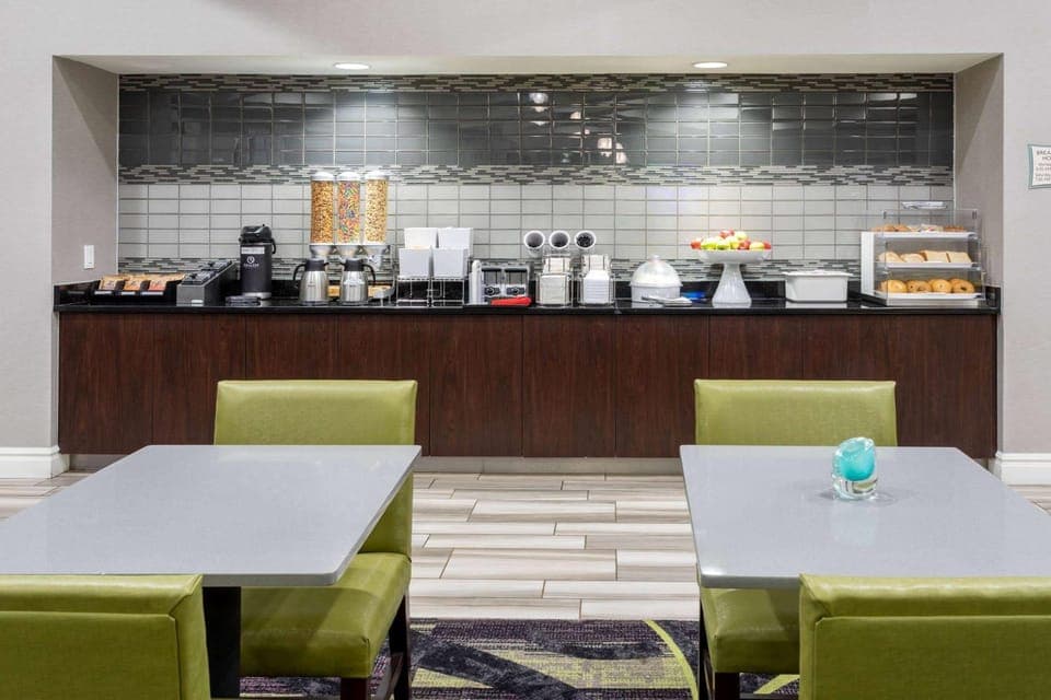Restaurant/places to eat, Dining area, On site, Breakfast