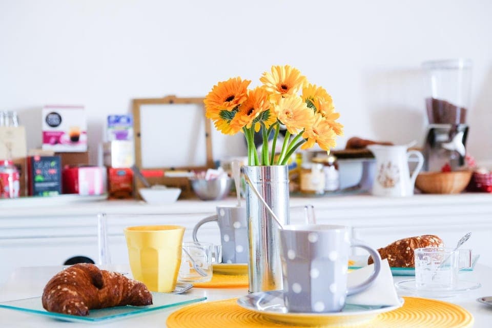 Communal lounge/ TV room, Spring, Day, Decorative detail, On site, Buffet breakfast