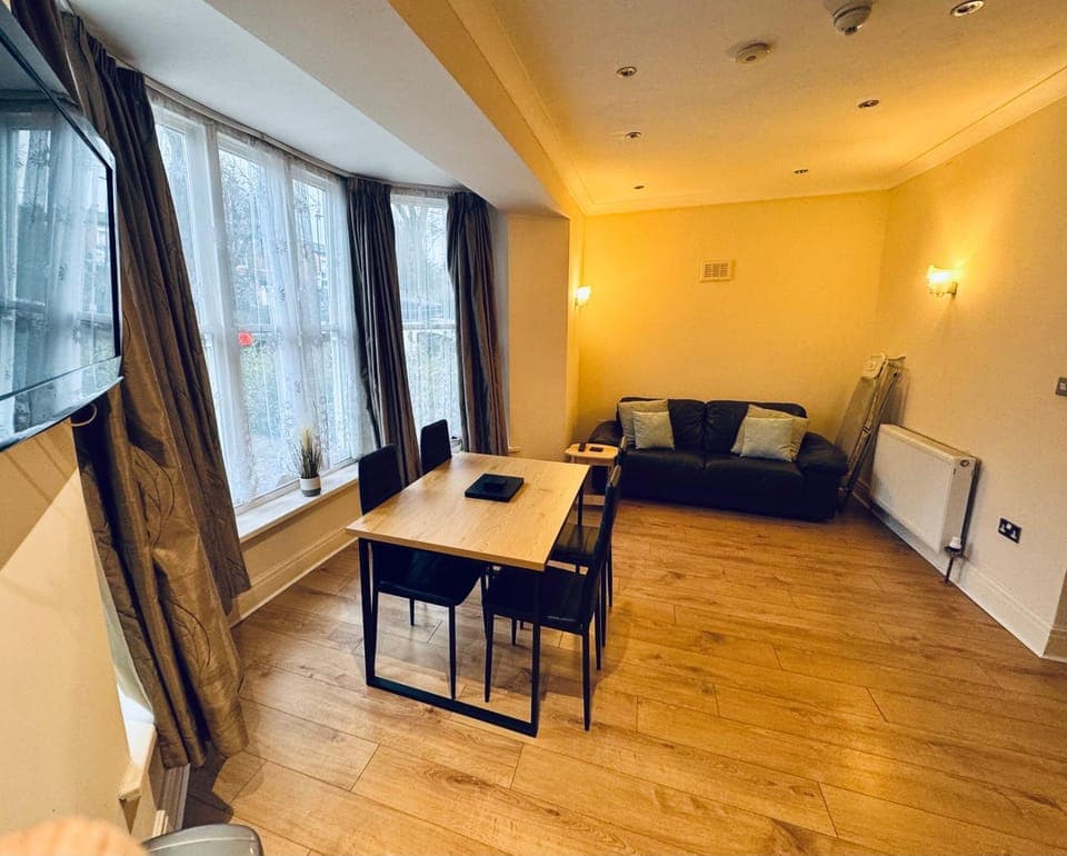 TV and multimedia, Living room, Seating area, Dining area