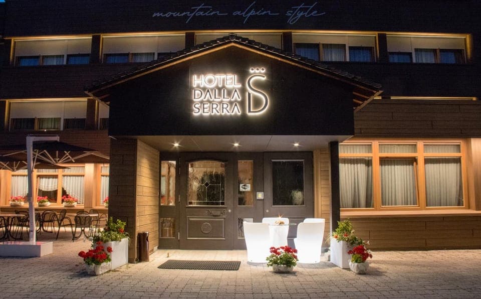 Property building, Facade/entrance, Night