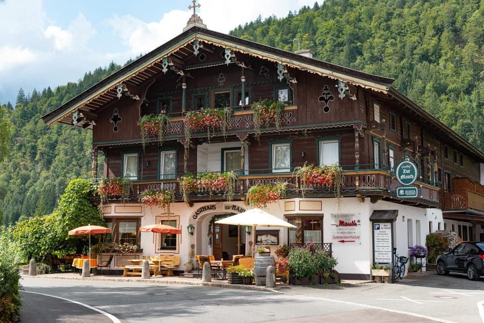 Property building, Restaurant/places to eat, Facade/entrance, Balcony/Terrace