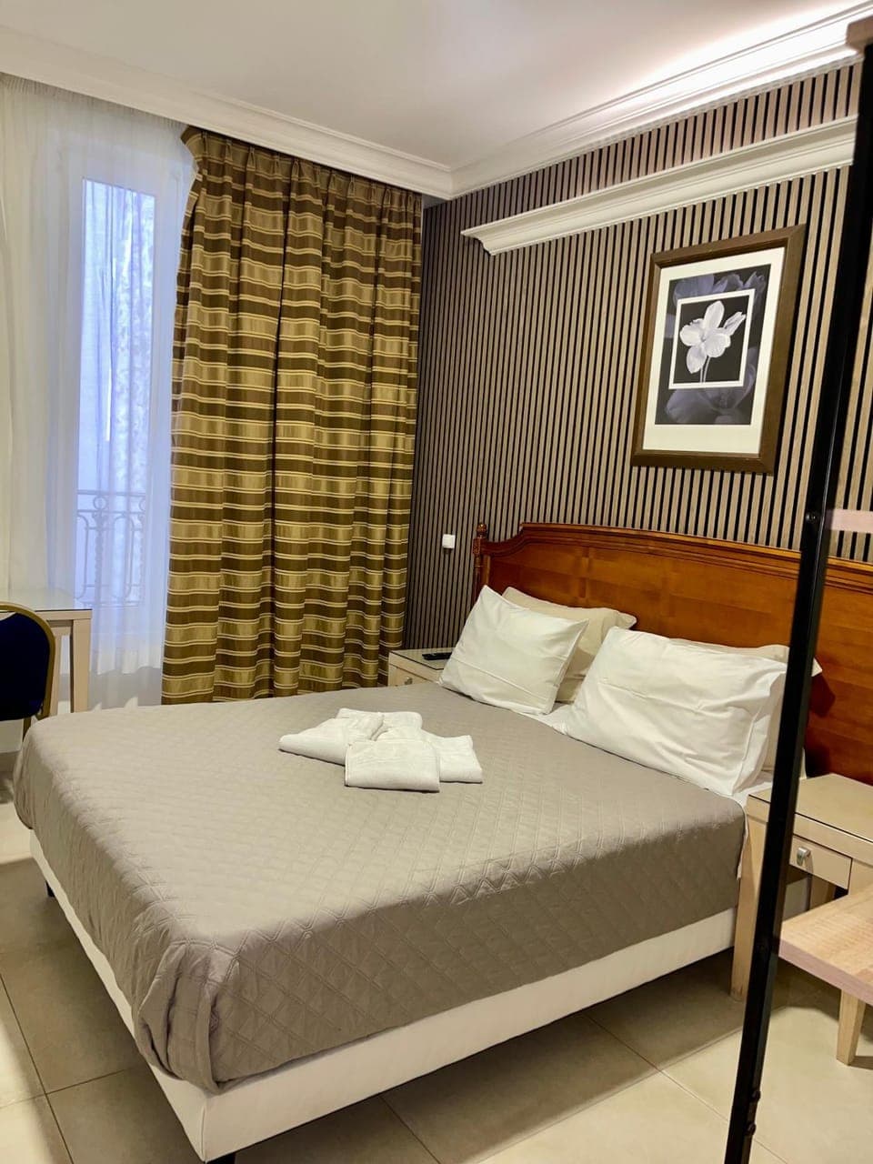 Bed, Photo of the whole room, Bedroom, towels