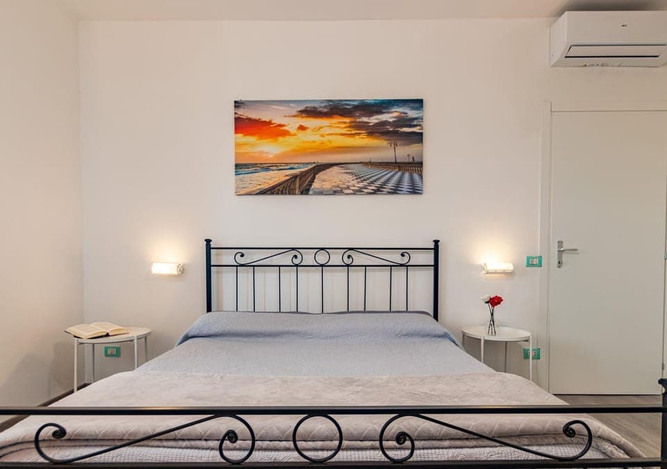 Bed, Photo of the whole room, Bedroom, air conditioner