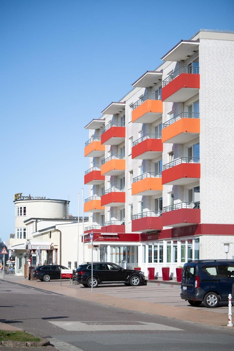 Property building, Facade/entrance, Neighbourhood, Parking