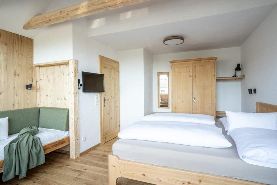 TV and multimedia, Photo of the whole room, Bedroom, wardrobe