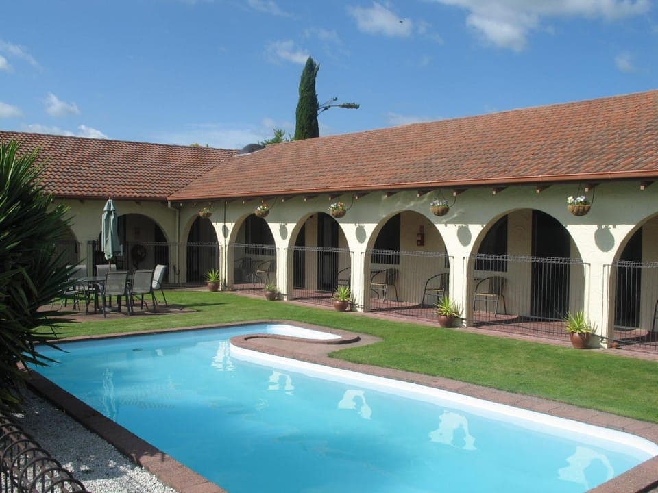 Property building, Day, Swimming pool