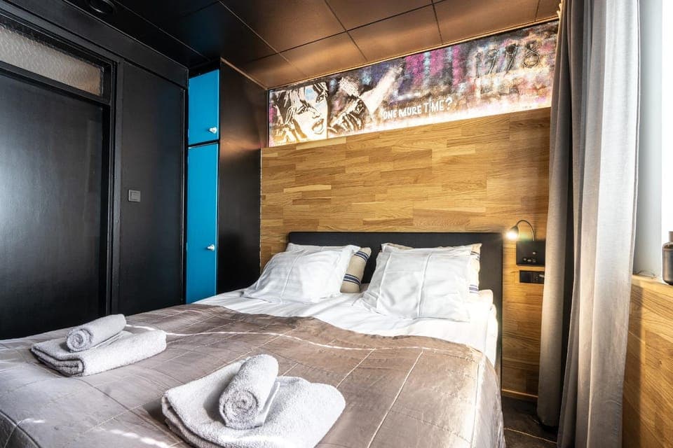 Bed, Photo of the whole room, wardrobe