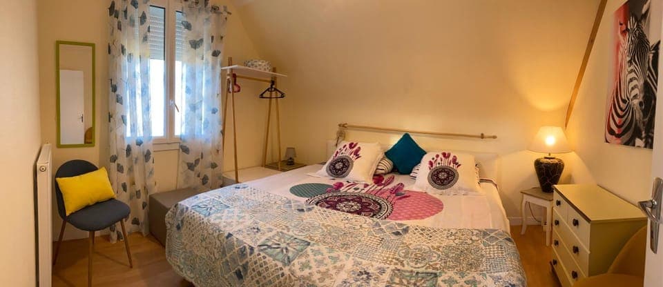 Photo of the whole room, Bedroom