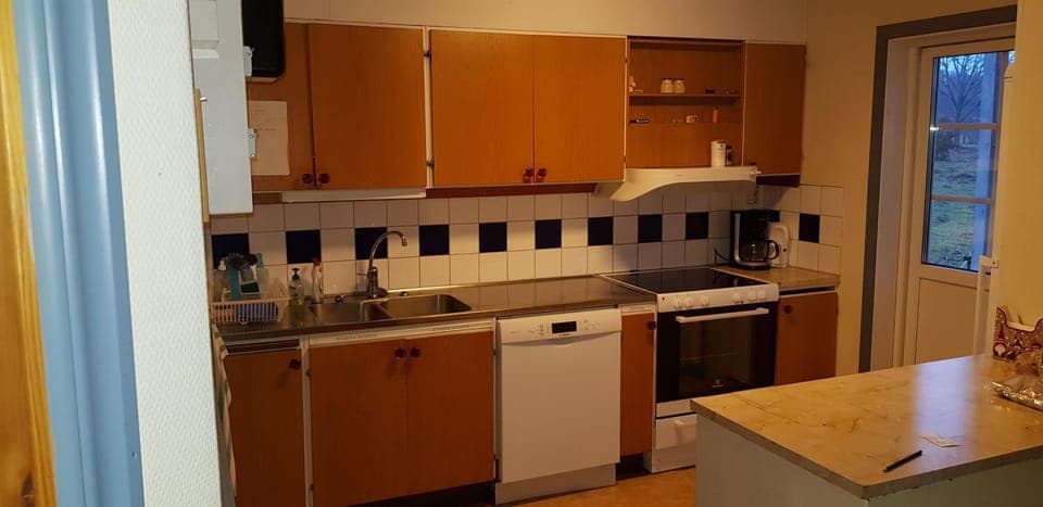 Kitchen or kitchenette, dishwasher, oven, stove