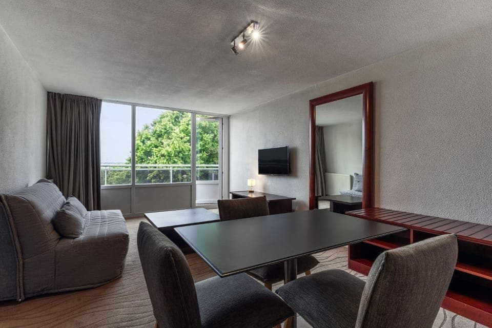 Night, TV and multimedia, Photo of the whole room, Bedroom, Landmark view, Landmark view