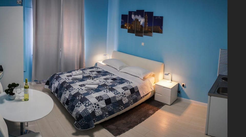 Bed, Kitchen or kitchenette, Photo of the whole room, Dining area, Bedroom