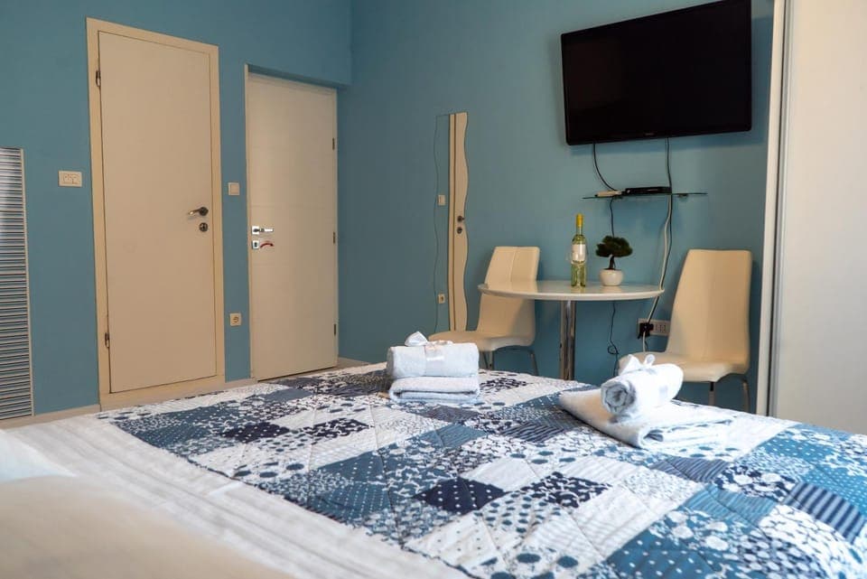 Bed, TV and multimedia, Bedroom