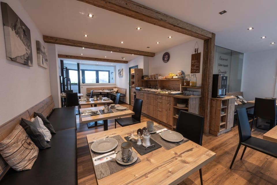 Restaurant/places to eat, Food and drinks, Seating area, Dining area