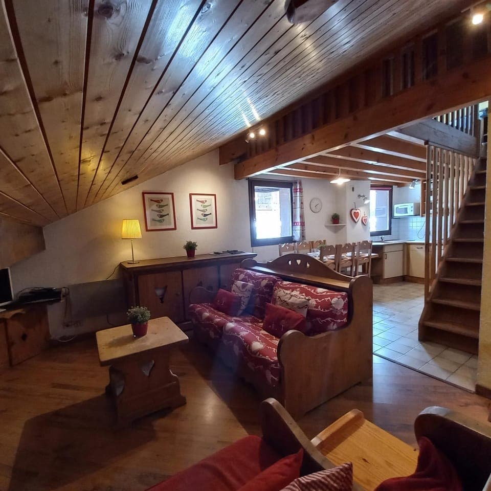 Photo of the whole room, Seating area, Dining area