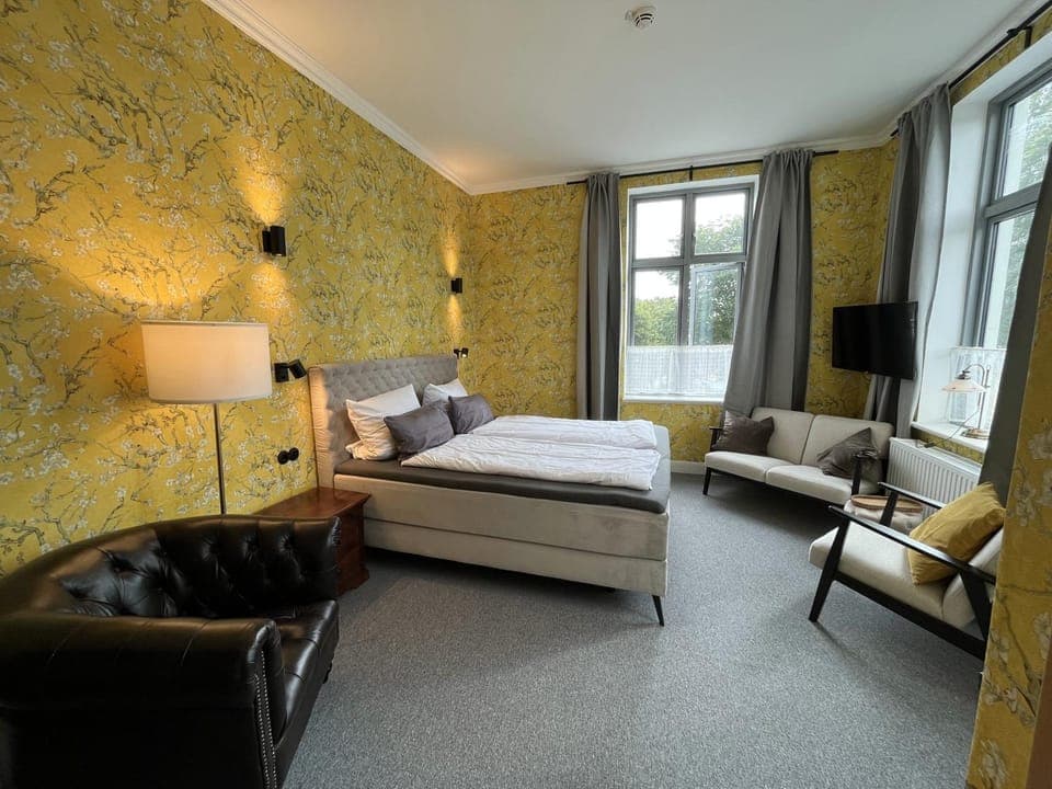 Bed, Photo of the whole room, Seating area