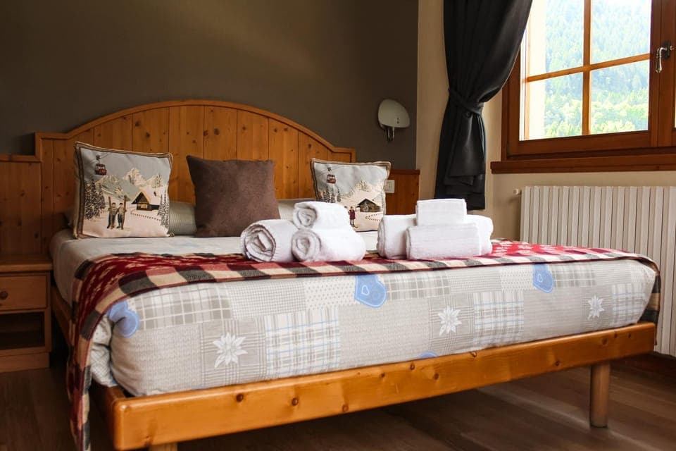 Bed, Photo of the whole room, Bedroom, internet, towels