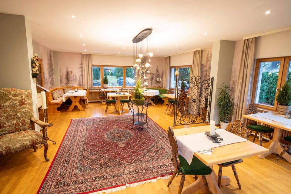 Restaurant/places to eat, Living room, Seating area, Dining area, Breakfast