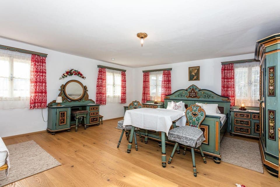 Photo of the whole room, Bedroom