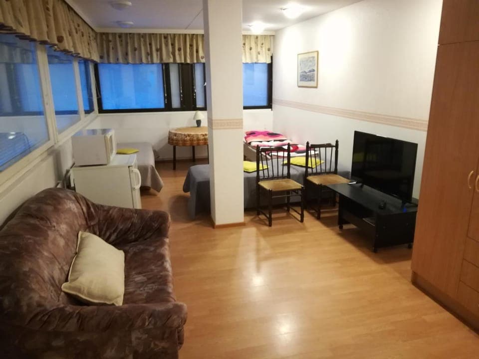 TV and multimedia, Living room, Seating area, Bedroom