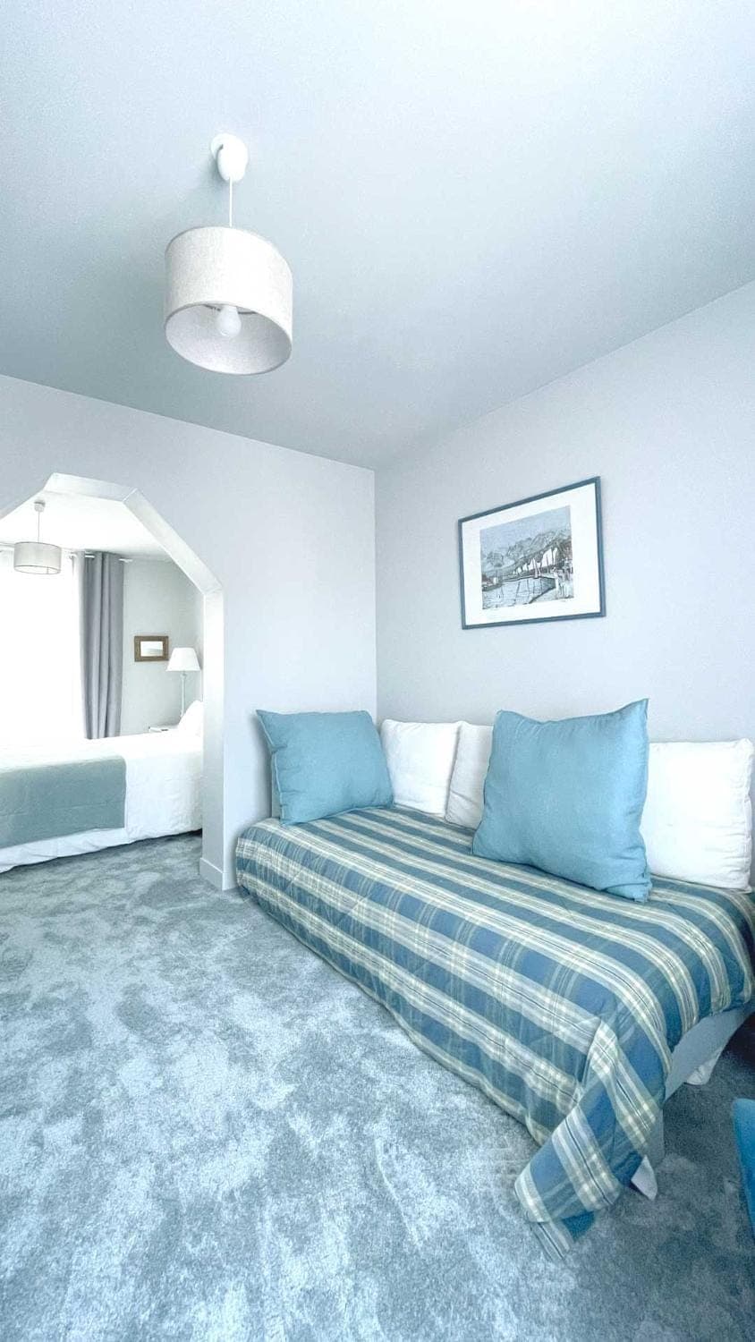 Bed, Living room, Photo of the whole room, Bedroom