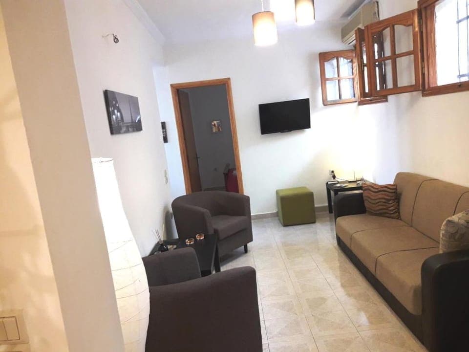 Day, Summer, TV and multimedia, Living room, Seating area, Dining area