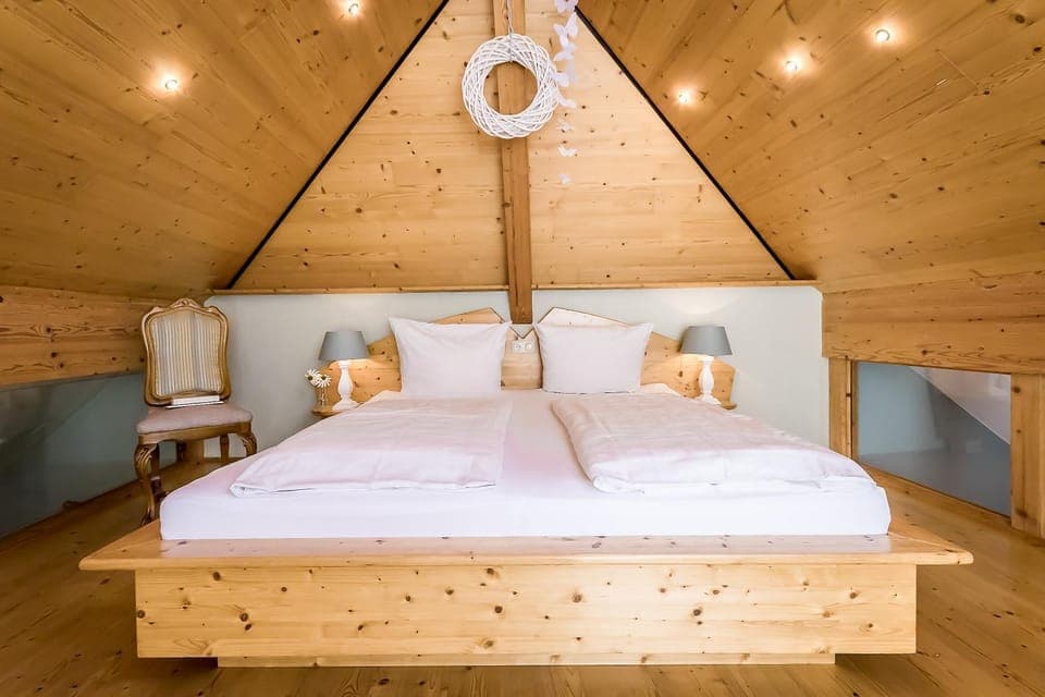 Photo of the whole room, Decorative detail