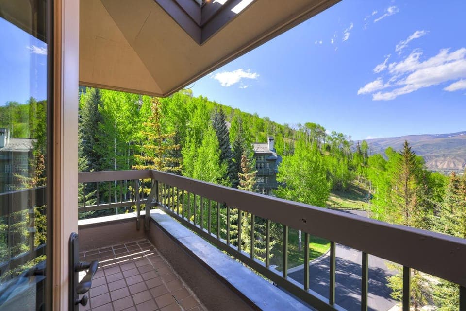 Scenic Penthouse Condo for 10, Ski In at Pines Lodge! Apartment in Beaver Creek