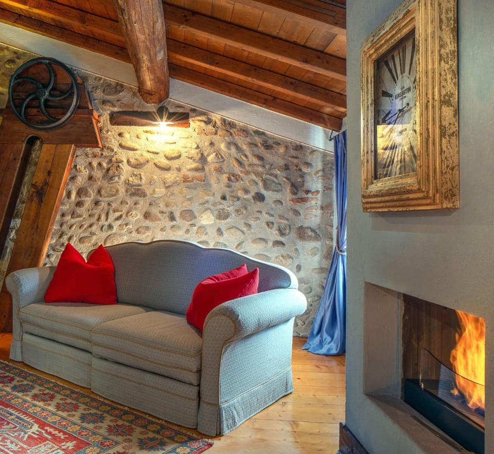 Living room, fireplace, fireplace