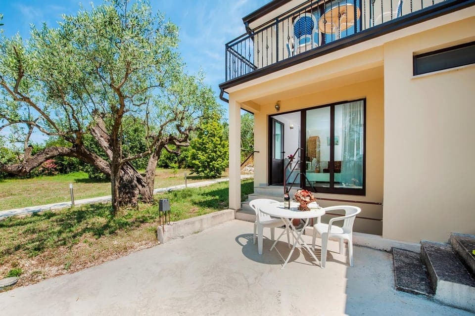 Property building, Patio, Garden, Balcony/Terrace, Seating area, Dining area, Garden view