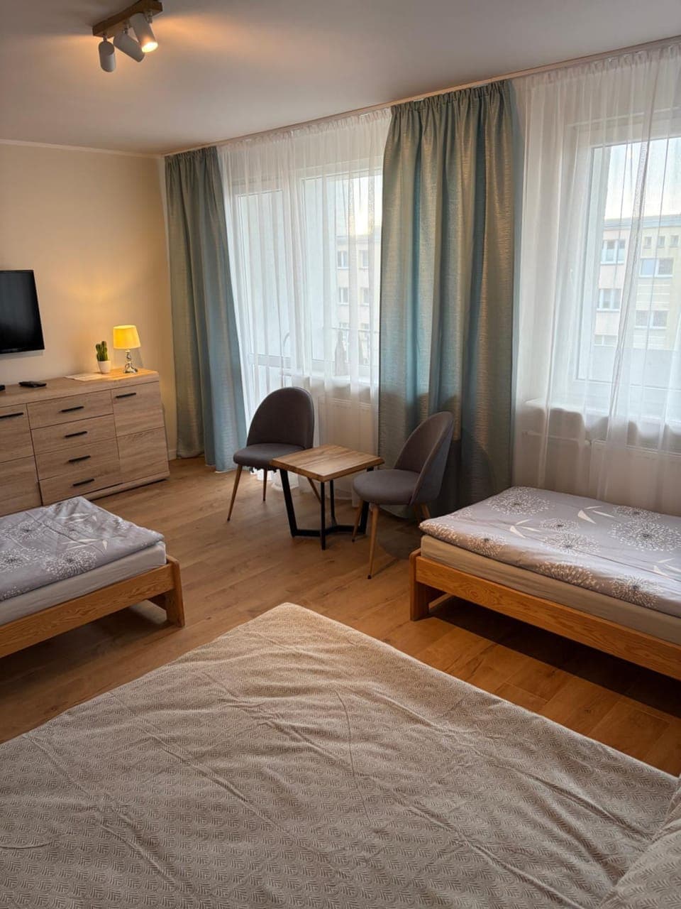 Bed, TV and multimedia, Photo of the whole room, Bedroom