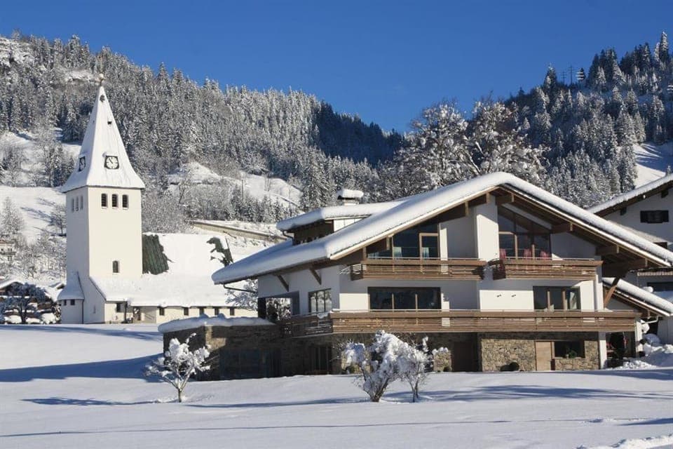 Property building, Facade/entrance, Winter