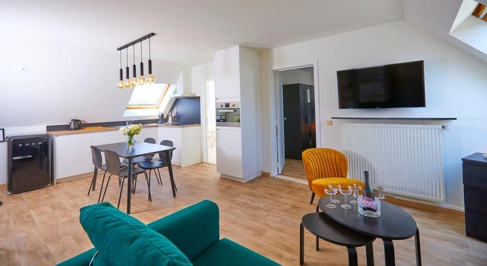 TV and multimedia, Kitchen or kitchenette, Living room, Seating area, Dining area, minibar, oven