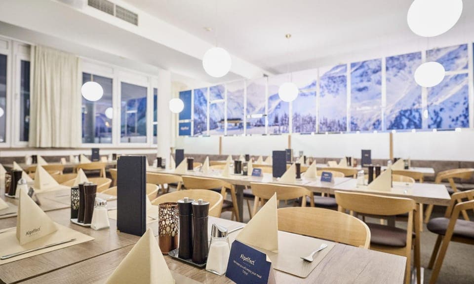 Restaurant/places to eat, Seating area