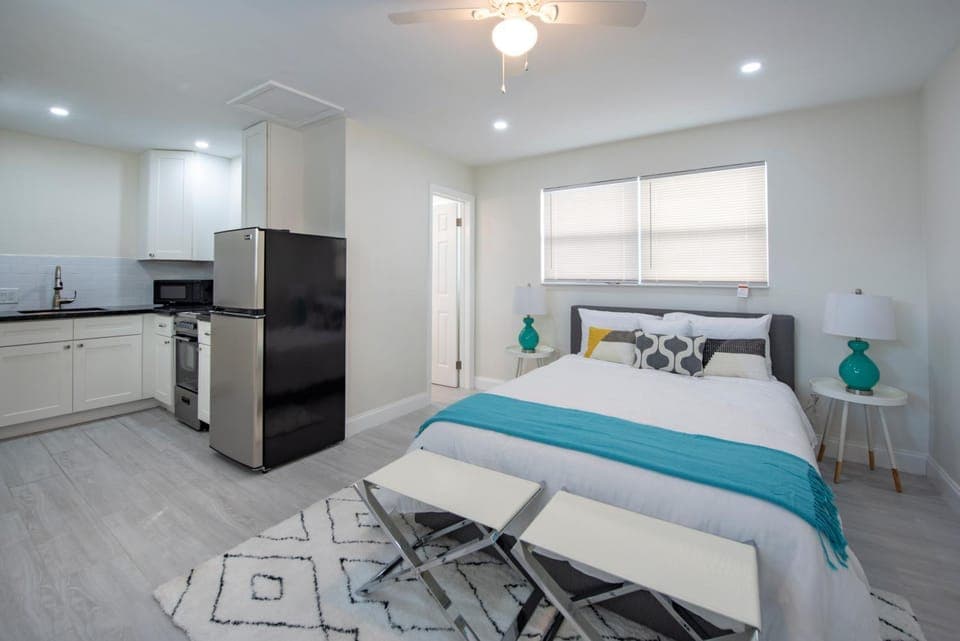 Bed, Kitchen or kitchenette, Photo of the whole room, Bedroom, stove