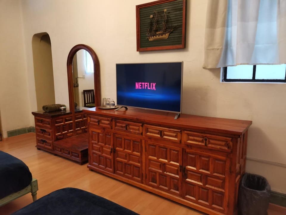 TV and multimedia, Photo of the whole room, Decorative detail