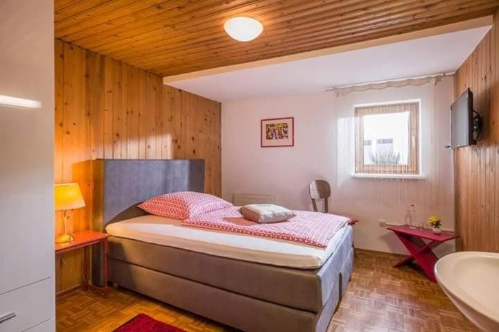 Bed, TV and multimedia, Photo of the whole room, Bedroom