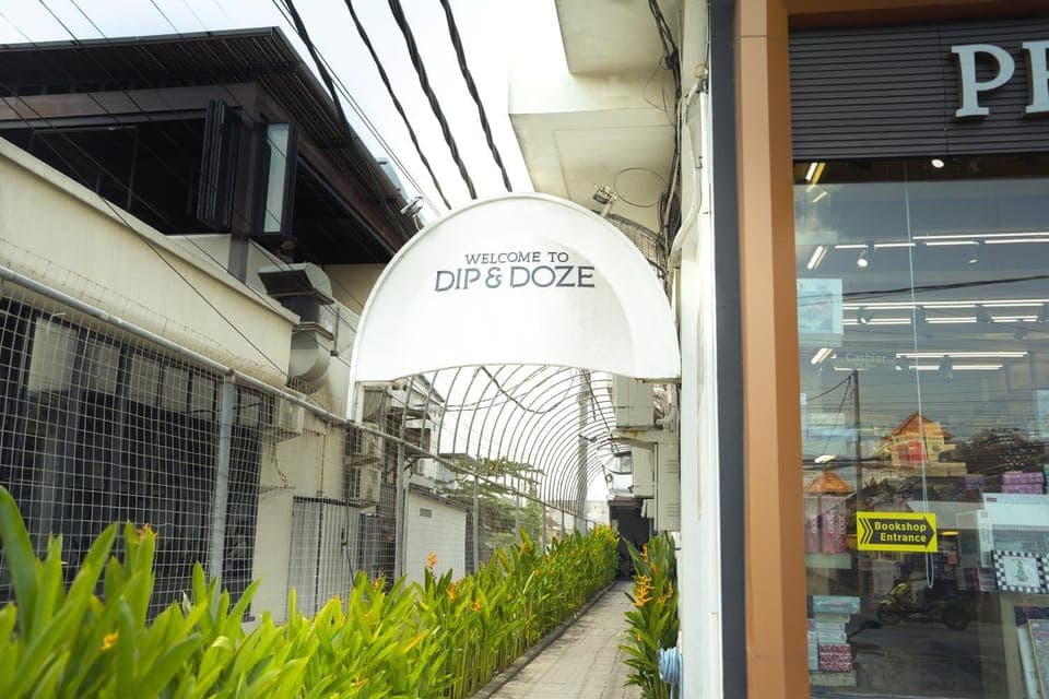 Property building, Day, Property logo or sign, Property logo or sign, Street view, Location