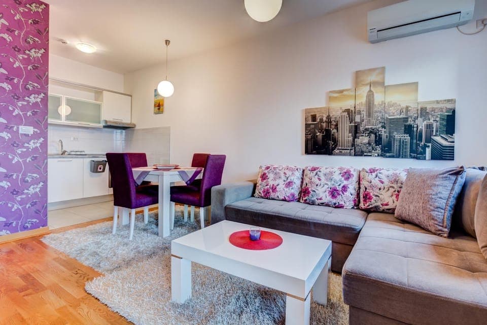 Kitchen or kitchenette, Living room, Seating area, Dining area