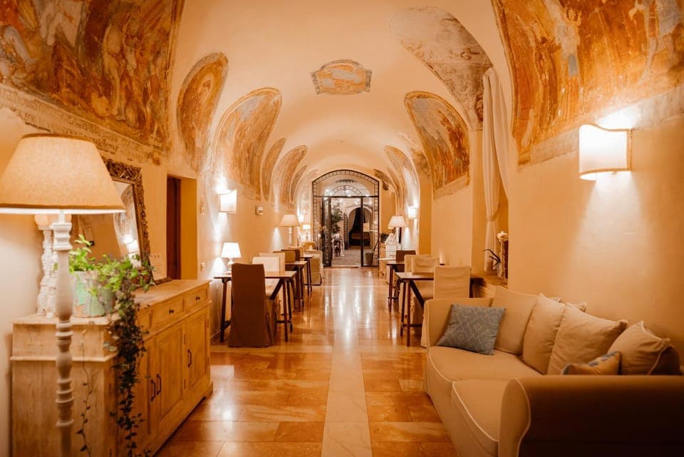 Decorative detail, Seating area, Internal: Not applicable to any particular room