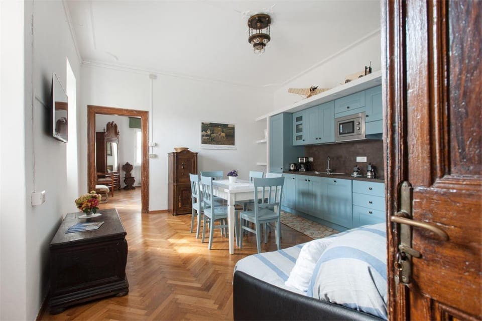 Kitchen or kitchenette, Dining area