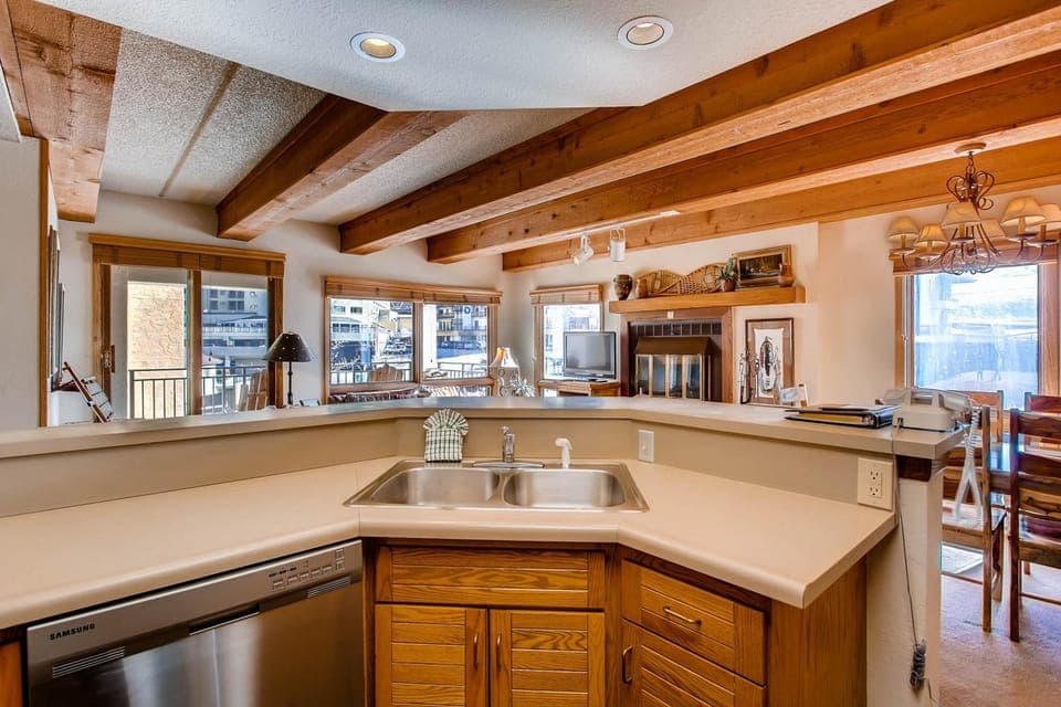 Updated 2BR Condo with View of Lifts Apartment in Colorado