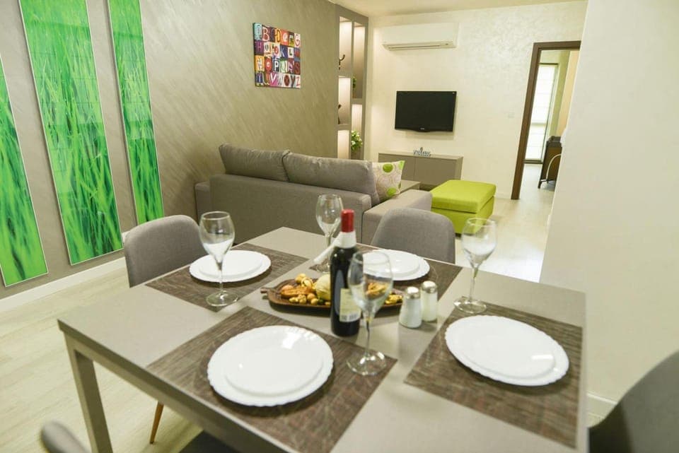 TV and multimedia, Living room, Seating area, Dining area