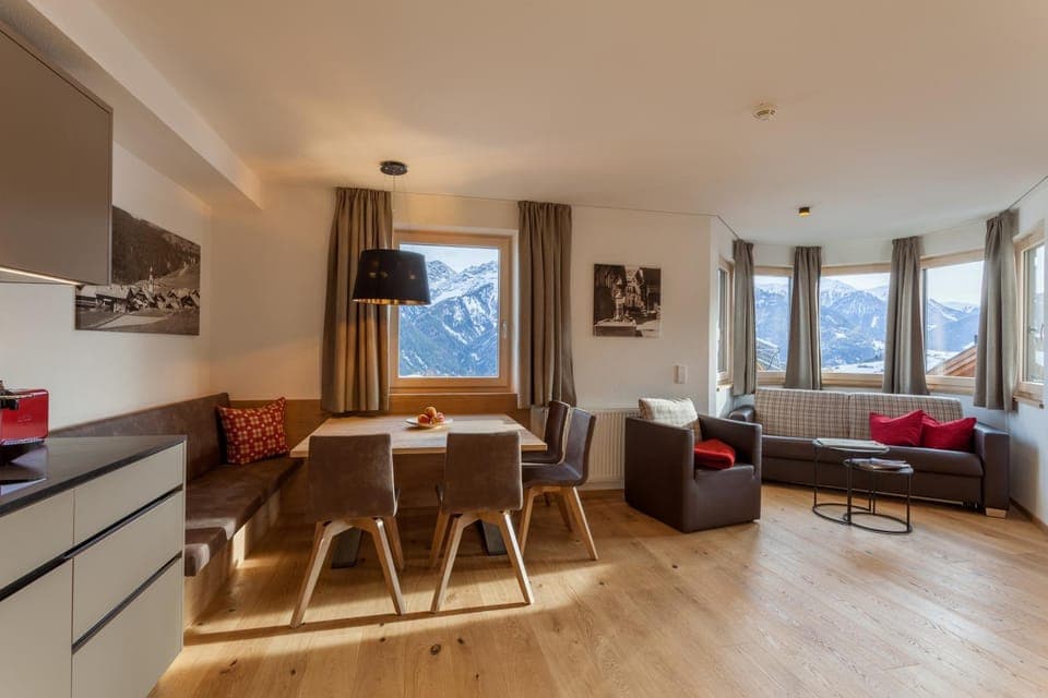 TV and multimedia, Coffee/tea facilities, Living room, Photo of the whole room, Seating area, Dining area, Mountain view, dishwasher, toaster