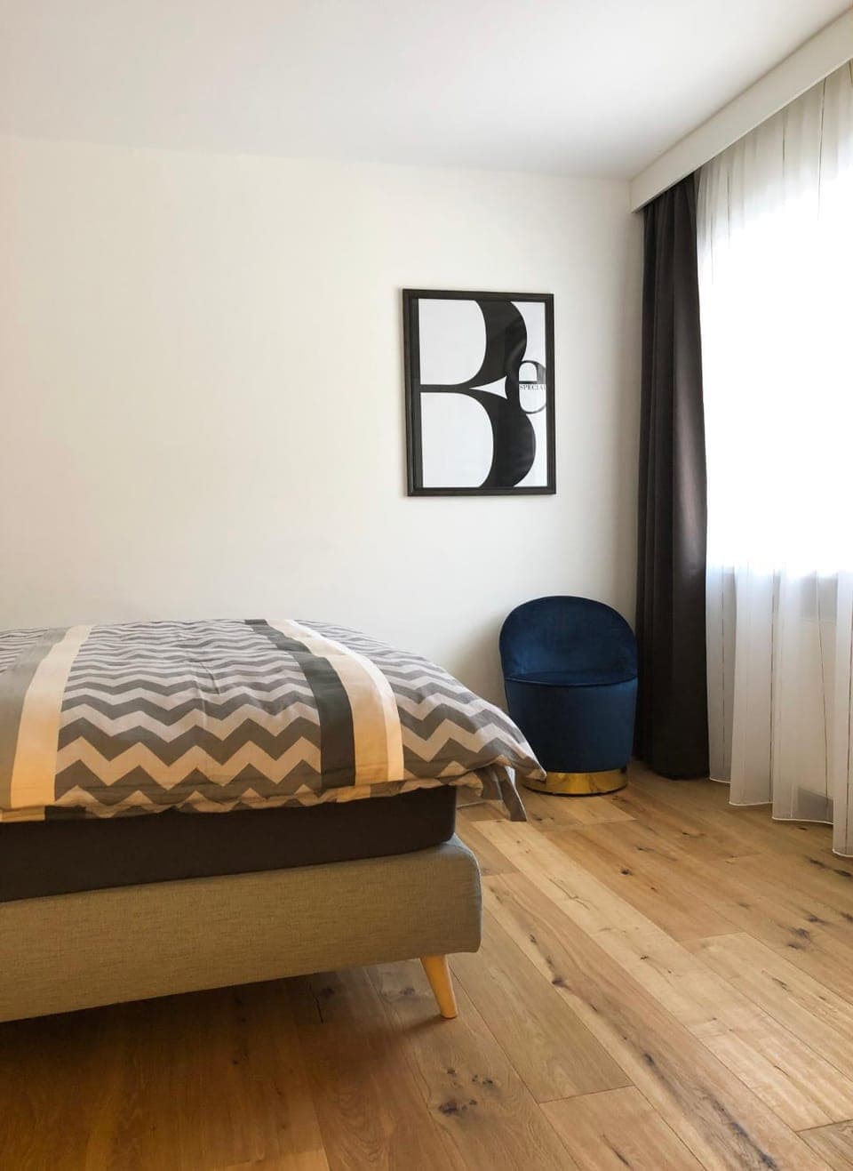 Photo of the whole room, Garden view