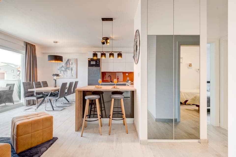 Kitchen or kitchenette, Dining area