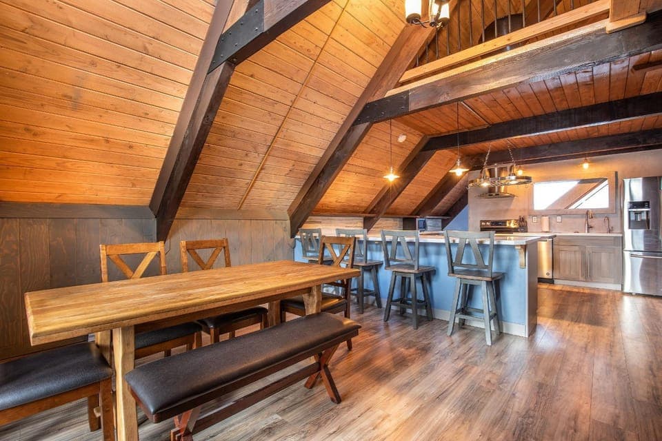 Kitchen or kitchenette, Dining area