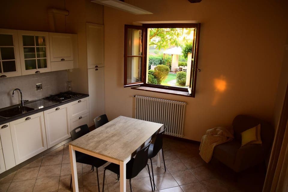 Kitchen or kitchenette, Dining area